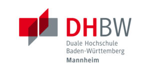 Logo der DHBW Mannheim: Überlappende rote und graue Quadrate, „DHBW“ in Fettdruck, darunter „Duale Hochschule Baden-Württemberg Mannheim“ in Grau.